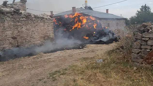 Konya'da alevlere teslim olan balya samanlar ile 2 römork yandı