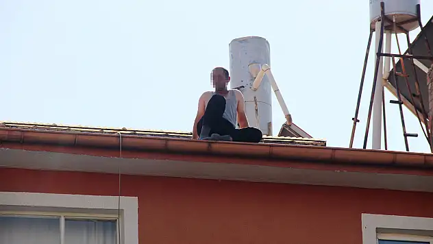 Konya'da eşi evi terk etti diye çatıya çıktı