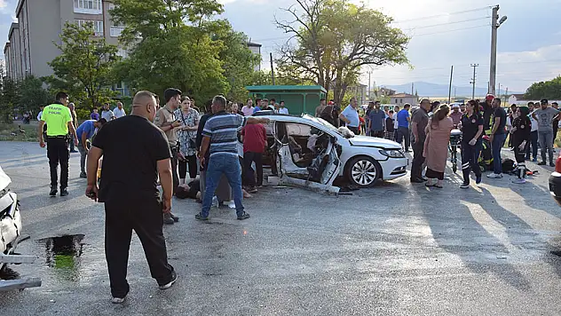 Konya'da iki otomobilin çarpıştığı kazada ağır yaralanan çocuk öldü