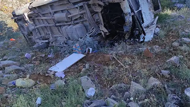 Konya'da tarım işçilerini taşıyan midibüs devrildi: 2 ölü, 18 yaralı