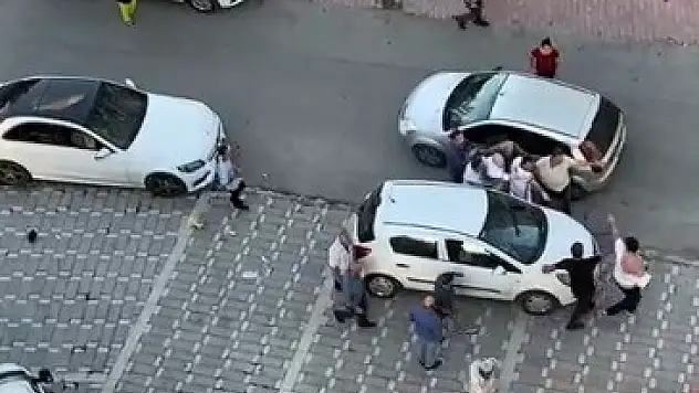 Konya'da trafikte tartışan sürücüler sokak ortasında kavgaya tutuştu