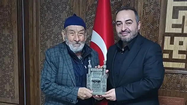 Konyalı 84 yaşındaki Mevlüt Şanal Hafızlık Yarışması'nda birinci oldu!