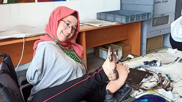 Konyalı Ayşe öğretmenin azmi örnek oldu: Hayallerini ayaklarıyla çizdi