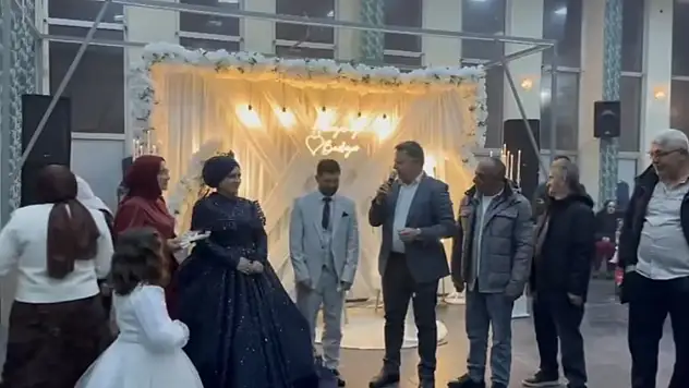Konyalı başkan kız isteme törenine katılmıştı: Genç çifti nişanında da yalnız bırakmadı