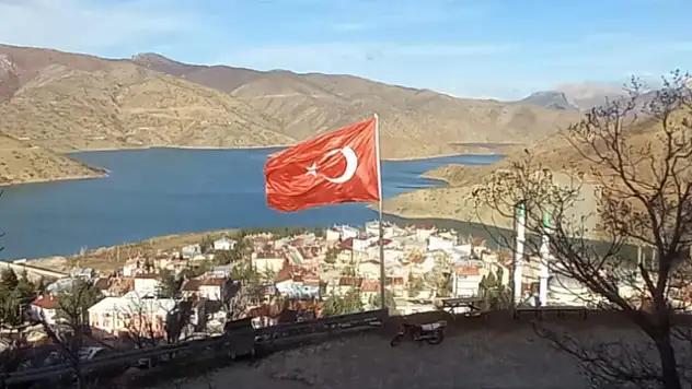 Konyalı muhtardan örnek davranış: Her evin duvarına Türk Bayrağı çiziyor!