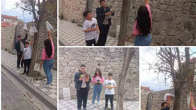 Konyalı Öğretmen Ağaçlara Kitaplar Asarak Vatandaşlara Kitaplar Hediye Etti!