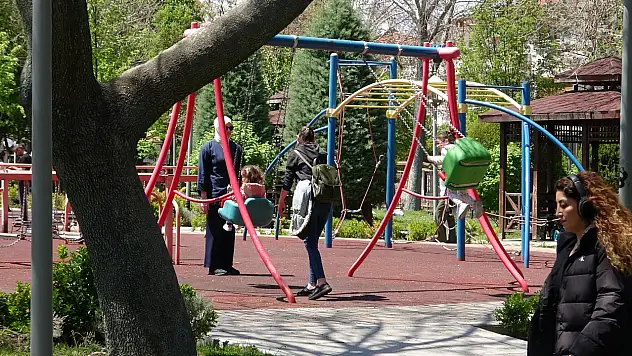 Konyalı vatandaşlar güneşli havaları parkta değerlendirdi