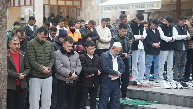 Konyalılar bayram namazında safları sıkı tuttu!
