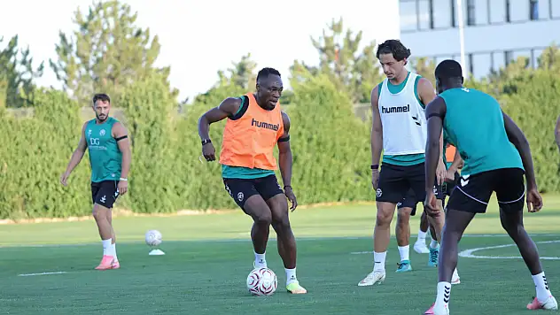 Konyaspor Erzurumspor maçı için taktik çalışıyor