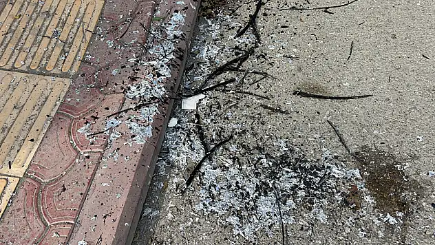 Korku dolu anlar: Elektrik teli havai fişek gibi patladı