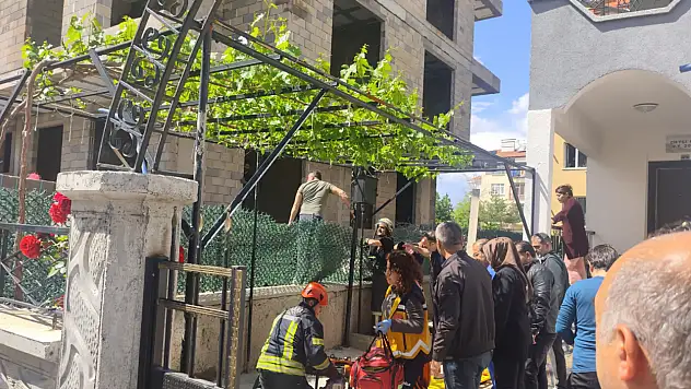 Korkunç kaza! Sırtına saplanan demir korkulukla hastaneye götürüldü