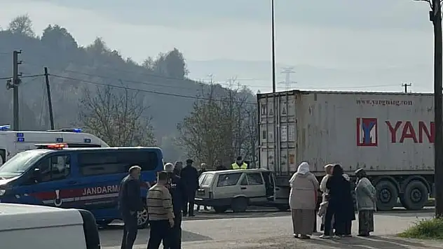 Korkutan kaza! Otomobil TIR'a ok gibi saplandı