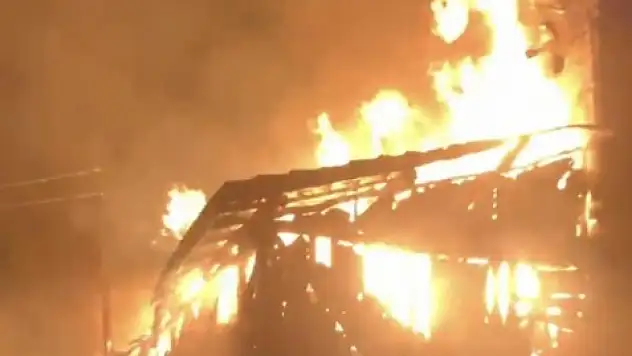 Köyde esrarengiz yangın: 3 ev kül oldu!