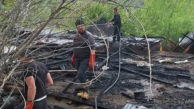 Köyde ev ve odunluk yandı