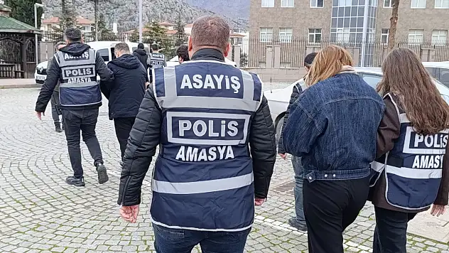 Kredi kartı bilgilerini kopyalayarak milyonluk vurgun yapan dolandırıcılar tutuklandı