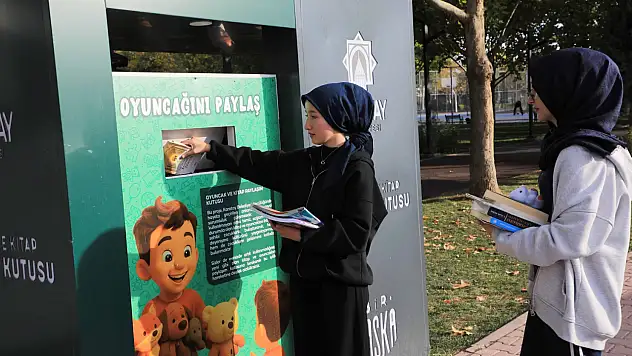 Kullanılmayan oyuncak ve kitaplar bu kumbarada mutluluğa dönüşüyor