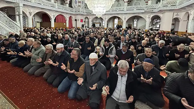 Kulu'da bayram namazında camiler doldu taştı
