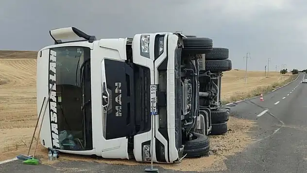 Kulu'da buğday yüklü kamyon devrildi!