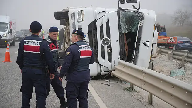 Kum yüklü TIR devrildi: Sıkışan sürücüyü itfaiye kurtardı