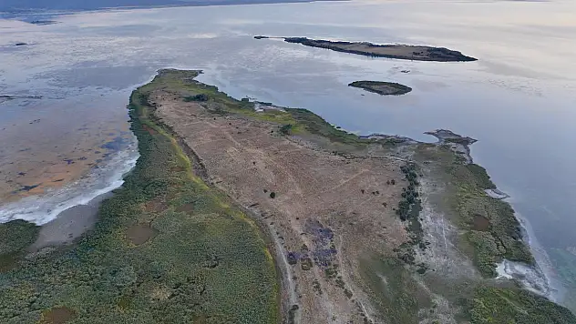 Kuraklık Beyşehir Gölü'nde adaları karaya bağladı