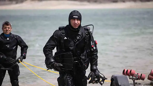 Kurbağa Adamlar gece gündüz çalışıyor