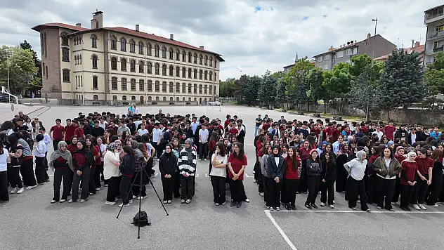 Kutsal emanet şimdi Konya'nın tarihi lisesinde dalgalanacak