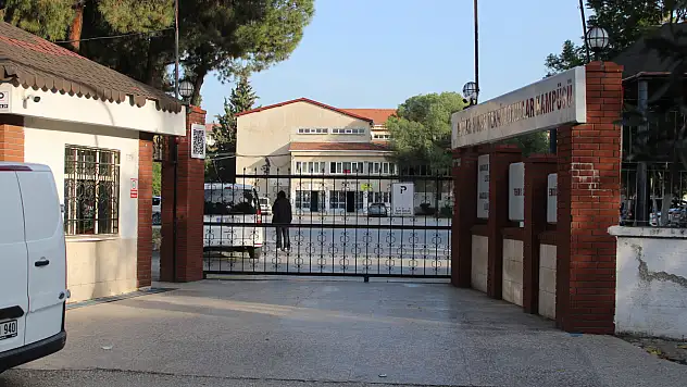 Lise önünde bıçaklı kavga: 2 öğrenci yaralandı