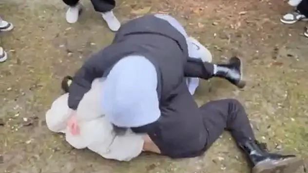 Liseli kızı acımasızca darp ettiler