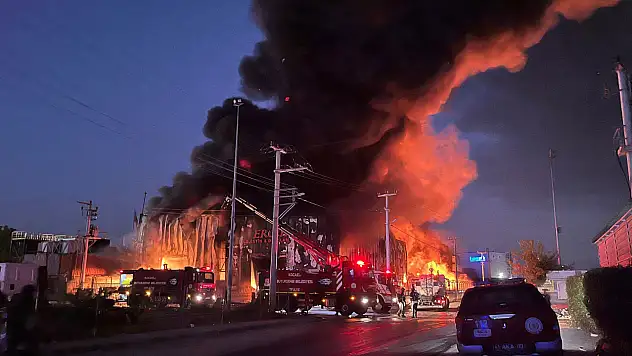 Lojistik deposunda korkutan yangın: Gece aydınlandı!