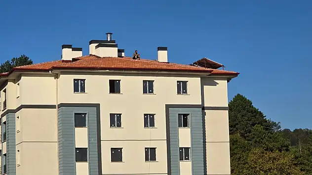 Maaşını alamadığını iddia eden şahıs çatıya çıktı