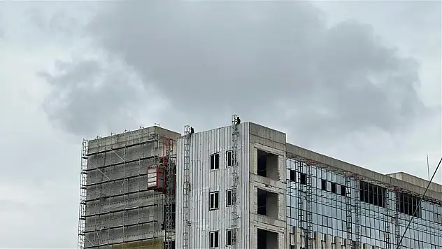 Maaşlarını alamadıklarını iddia ettiler: Çatıya çıkıp, eylem yaptılar!