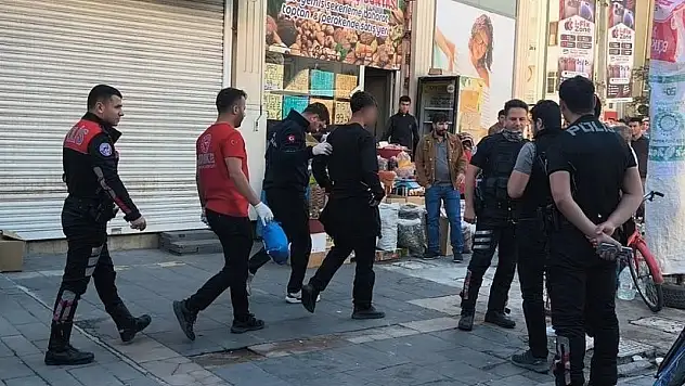 Mağazada kavga: 7 kişinin saldırdığı genç, muşta ve kesici aletlerle yaralandı