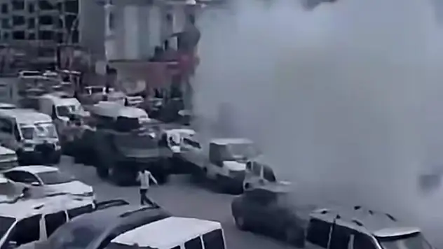 Mahalle savaş alanına döndü: 8 yaralı, 17 gözaltı