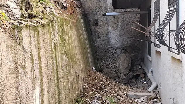 Mahallede yaşanan toprak kayması nedeniyle riskli binalar tahliye edildi