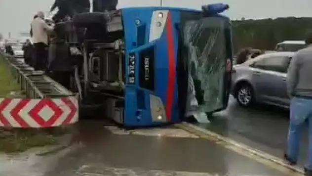 Mahkum taşıyan araç yola devrildi! 2 Jandarma ağır olmak üzere 19 kişi yaralı