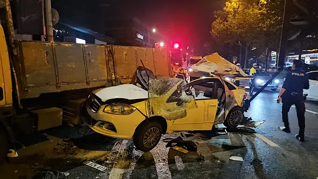 Makas atarak ilerledi, geride hurdaya dönen araçlar bıraktı!