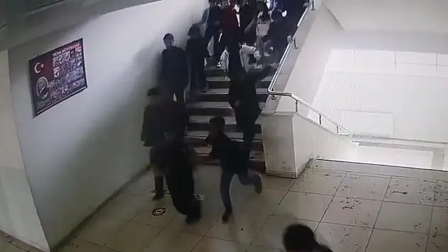 Malatya'da meydana gelen 5.6 büyüklüğündeki deprem kameralara yansıdı