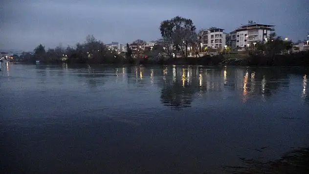 Manavgat Irmağı siyaha büründü!