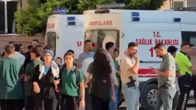 Manisa'da lise önünde silahlı saldırı: Öğrenciler yaralandı