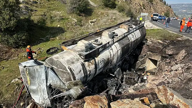 Mazot yüklü tanker alev alev yandı: Saim Kurt hayatını kaybetti