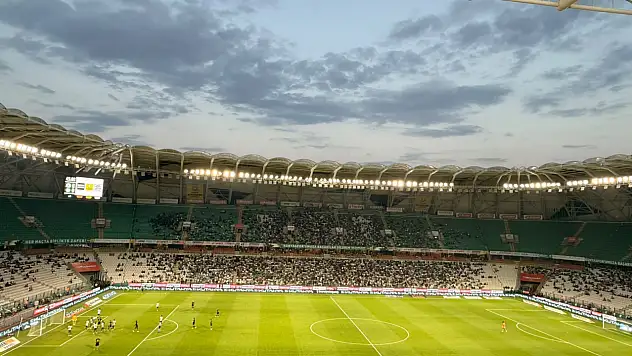 10 kişi kalan Konyaspor Kocaelispor'a direnemedi! 1-2