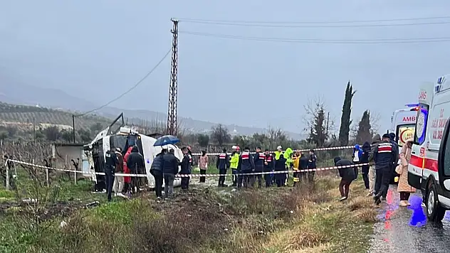 Memur servisi üzüm bağına uçtu: Çok sayıda yaralı var, 1 kişi hayatını kaybetti