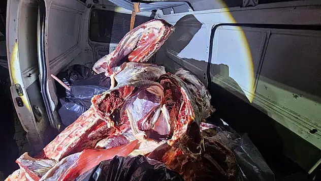 Menşei belirsiz 1 ton kırmızı et ele geçirildi