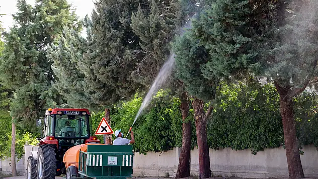 Meram Belediyesi'nden çevre sağlığı için yoğun ilaçlama mesaisi