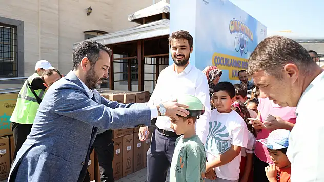 Meram'da  hak sahibi çocuklara bisiklet dağıtımı sürüyor