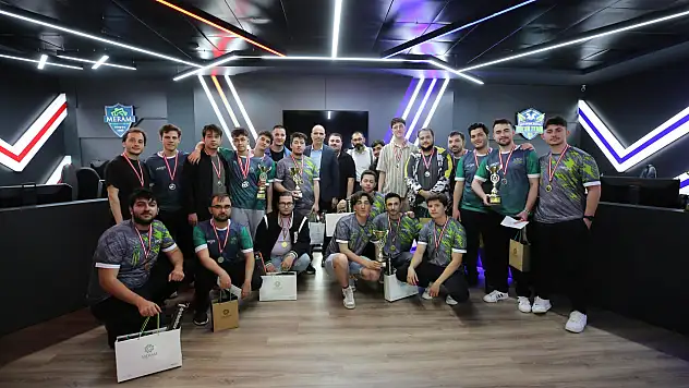 Meram'da MEGA E-Spor turnuvası gençlik festivaline dönüştü