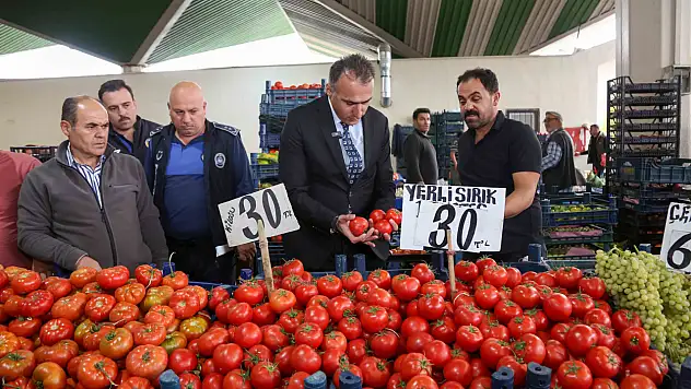 Meram'ın semt pazarlarında hem vatandaş hem de esnaf kazanıyor