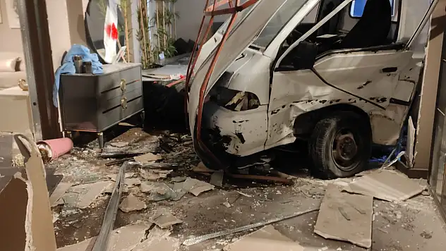 Meram Larende caddesinde faciadan dönüldü: Hızını alamadı dükkana daldı!