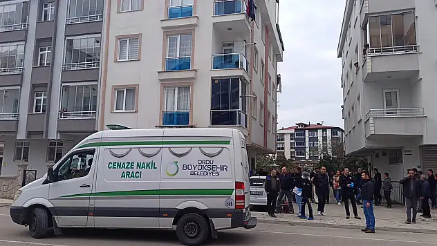 Merdiven boşluğunda asılı halde bulundu