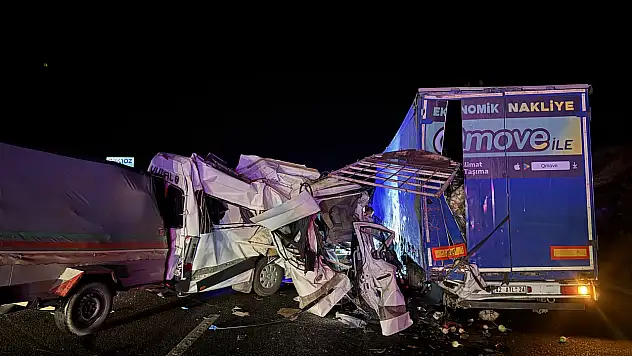 Tarım işçilerini taşıyan minibüs kazaya uğradı: 3 ölü, 16 yaralı